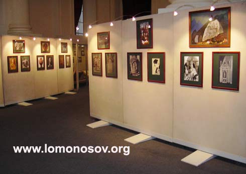 Вид на экспозицию Исследовательского фонда Рерихов, посвященную Знамени Мира в культуре разных народов