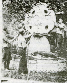 Начало разборки памятника 22 июля 1936 года.